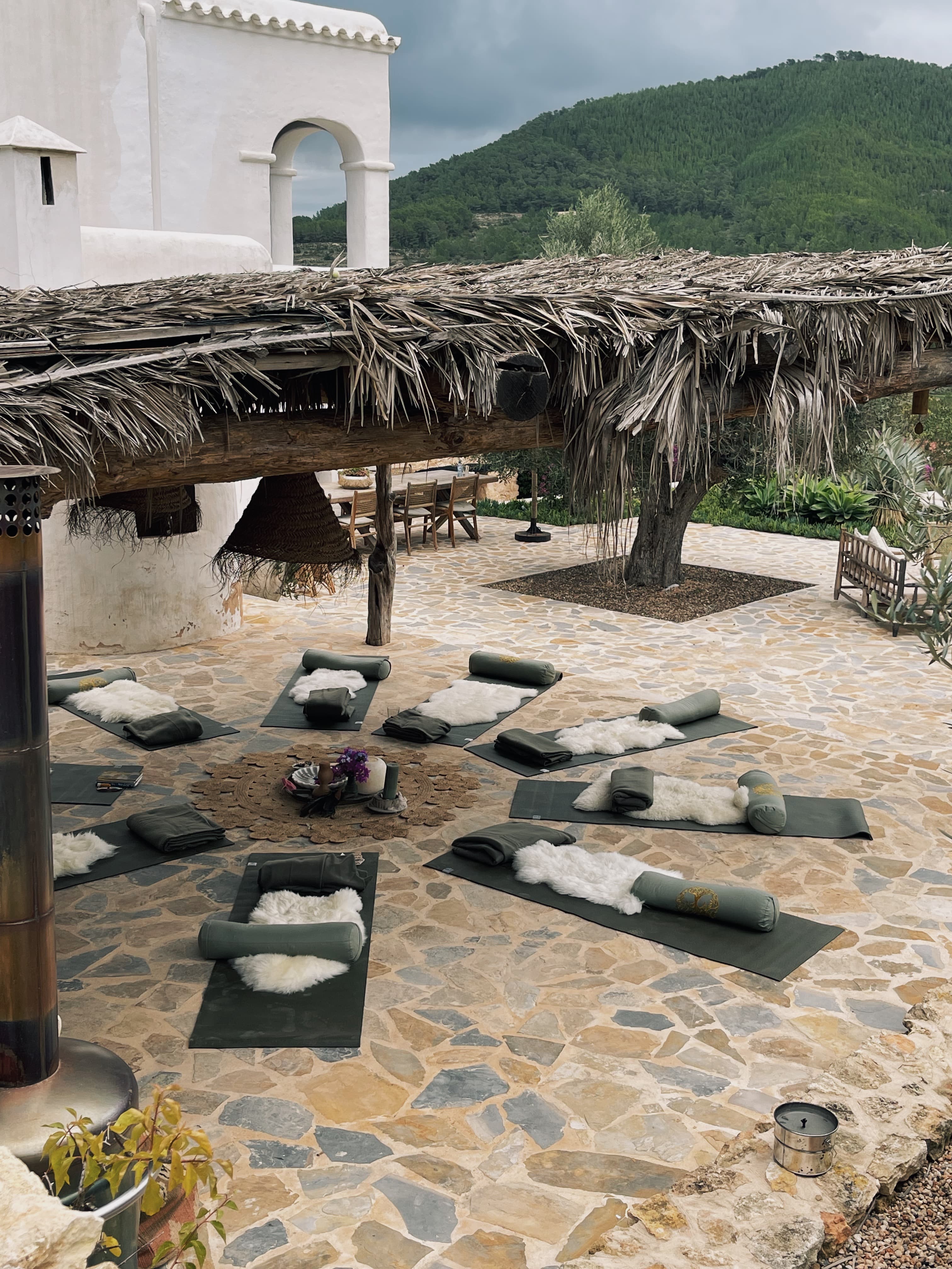 Verbind met je lichaam door yoga, een hike, of andere beweging.